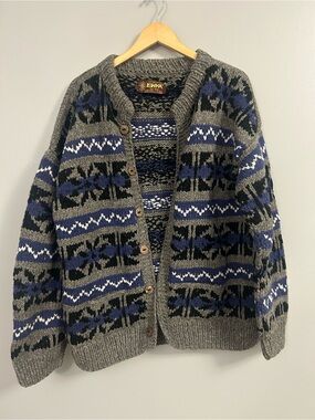 Artesanias Ishka 100% Wool Ecuador Men Grey Blue Patterned Wood Button Cardigan